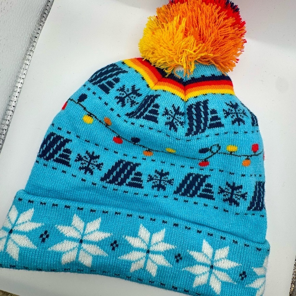 NWOT ALDI Gear Vibrant Blue Snowflake Pom-Pom Beanie - Picture 3 of 5
